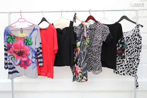 Lot de 7 vêtements comprenant :<br />
-Tee Shirt Desigual XL...