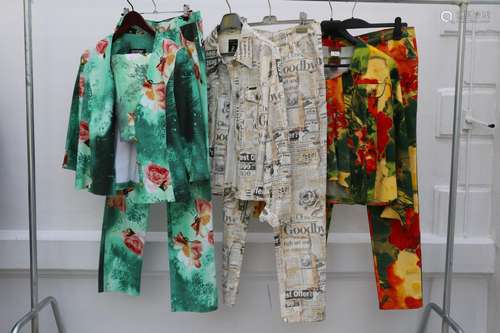 Lot de 3 ensembles veste et pantalon comprenant :<br />
-un ...