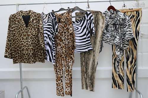 Lot de 7 vêtements "Savane" comprenant :<br />
-un...