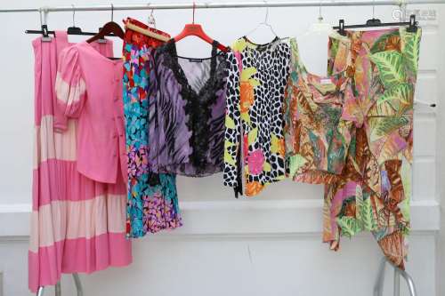 Lot de 5 vêtements comprenant :<br />
-ensemble rose, jupe, ...