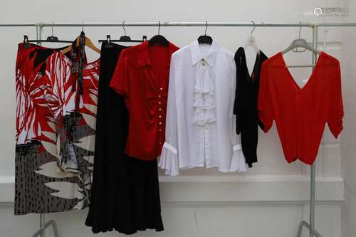 Lot de 6 vêtements comprenant :<br />
-ensemble jupe et tee ...