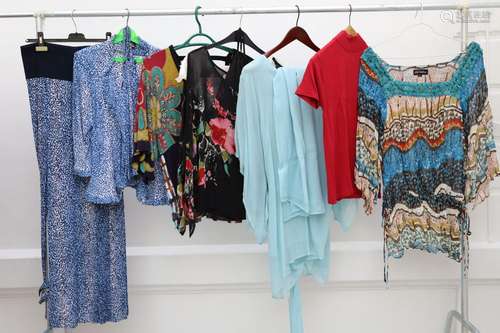 Lot de 6 vêtements comprenant :<br />
-ensemble Isadora, jup...