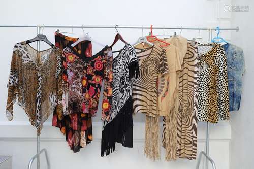 Lot de 9 vêtements comprenant :<br />
-poncho tigré<br />
-e...