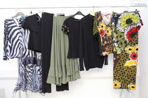 Lot de 8 vêtements comprenant :<br />
-ensemble zébré Isador...