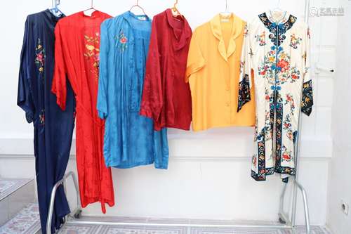 Lot de 6 vêtements de goût asiatique<br />
Dont Darjeeling<b...