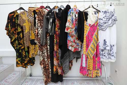 Lot de 11 vêtements dont 2 ensembles, robes, combi, châle<br...