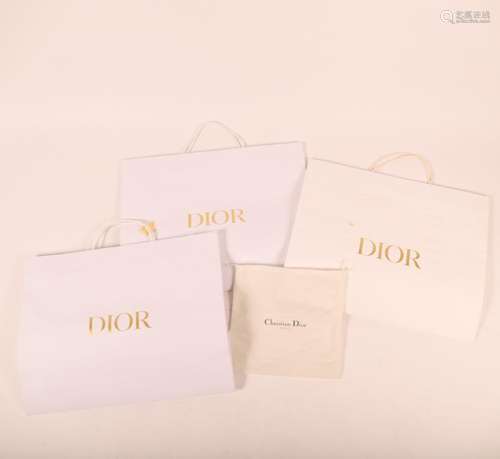 ENSEMBLE DE SACS POUR DIOR<br />
3 grands blancs en papier/c...