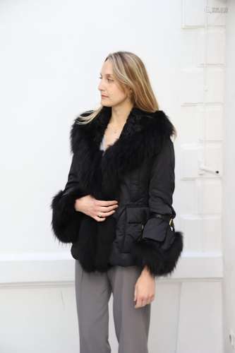 Manteau Mazzi<br />
Noire avec poches et effet fourrure<br /...