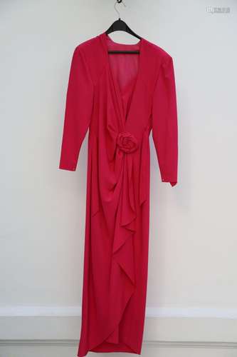 Robe longue rose, 34 env.<br />
Dos au bouquet de fleurs en ...