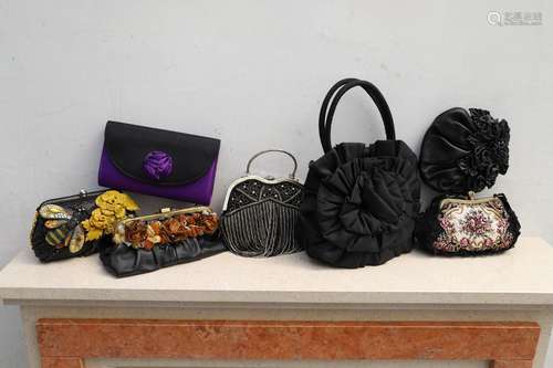 Lot de 7 sacs à main et pochette<br />
Décors à fleurs<br />...