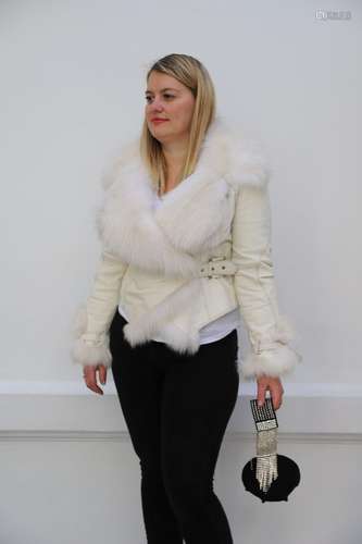 Manteau court en cuir et fourrure blanc, 40 env.<br />
Et sa...