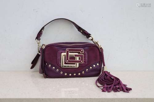 Sac à main Guess<br />
Violet, siglé<br />
Bon état d'usage