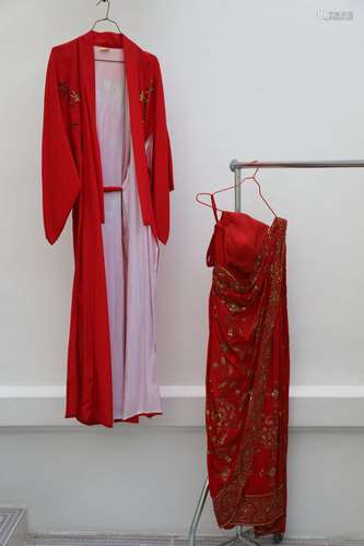 Lot de 2 tenues rouge à broderies<br />
Kimono (L) et robe t...