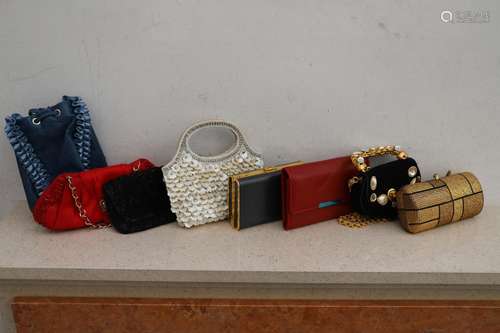 Lot de 8 pochettes de soirée<br />
Bleu, rouge, doré…<br />
...