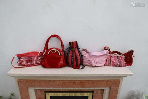 Lot de 6 sacs à main <br />
Rouges, roses, à perles<br />
Bo...