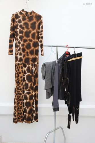 Lot de 4 vêtements comprenant :<br />
-robe longue léopard I...