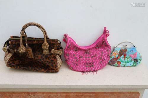 Lot de 3 sacs à main dont Heyraud<br />
Tacheté, rose ou à d...