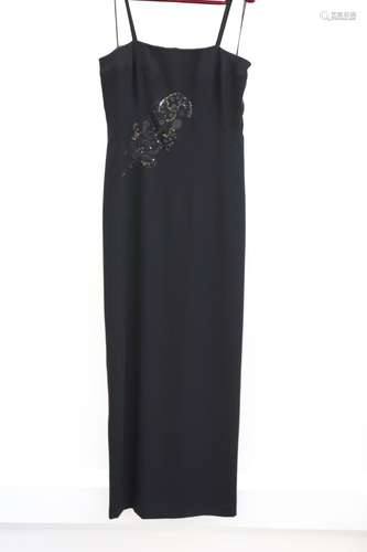 Robe longue Versace, 46<br />
Noire à sequins<br />
Très bon...