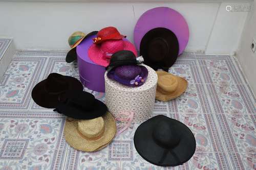 Lot d'une dizaine de chapeaux d'été<br />
Paille, colorés…<b...