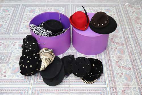 Lot de casquettes tachetées, colorées, zébrées, à pois etc.<...