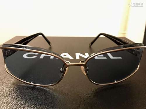 Lunettes de soleil Chanel, verres décalés de la monture méta...