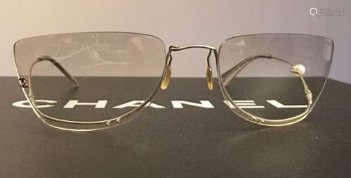 Lunettes Chanel, verres transparents décalés de la monture m...