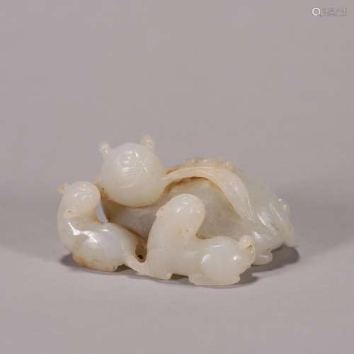 CHINESE WHITE JADE THREE BEAST HAND ITEM