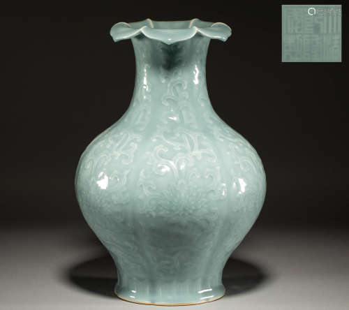 Chinese qing Dynasty sky blue glaze vase