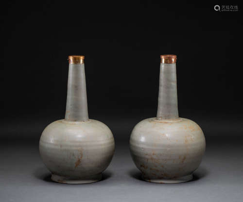 A pair of secret colored porcelain vases from yue Kiln in So...