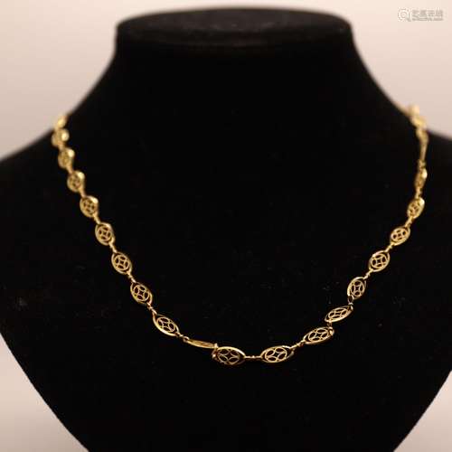 COLLIER EN OR JAUNE<br />
Mailles mandorles<br />
Pb : 9,3 g...