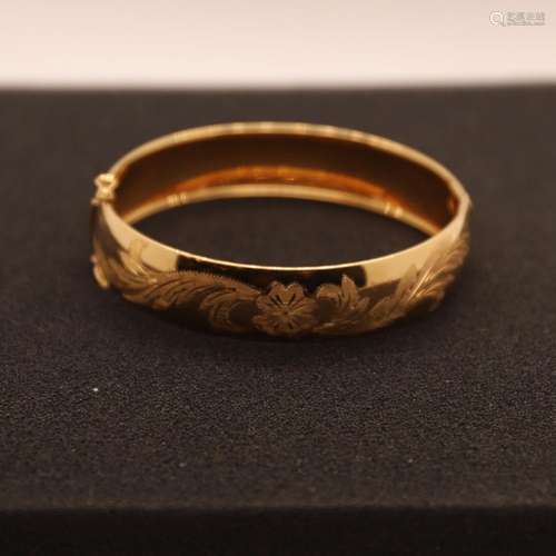 BRACELET EN OR JAUNE<br />
Décor gravé de feuillages<br />
6...