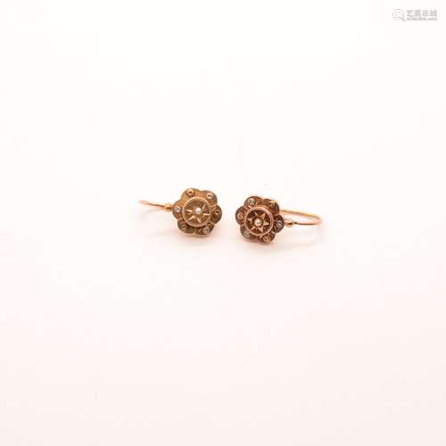 PAIRE DE BOUCLES D'OREILLES EN OR ROSE<br />
En forme de fle...