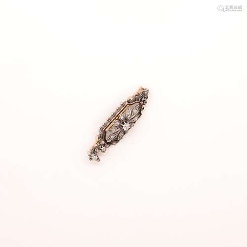 BROCHE À LA FLEUR EN DIAMANT<br />
L : 4 cm<br />
Diamant ce...