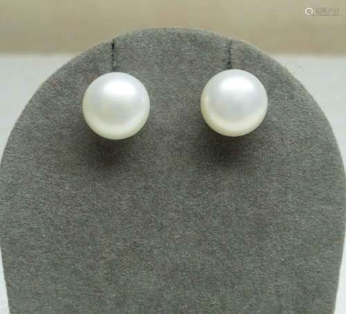 Une paire de boucles d'oreilles en perles de culture naturel...