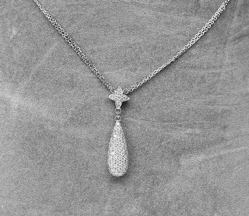 Pendentif or blanc forme goutte sur sa double chaîne pavé de...