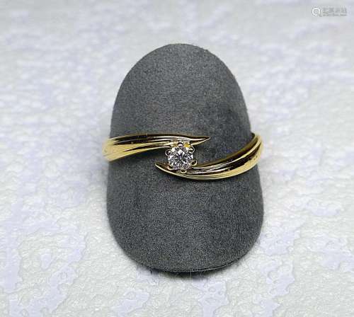 Solitaire or jaune anneau croisé serti d'un diamant taille b...