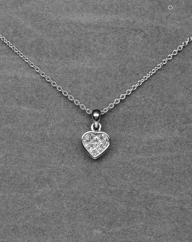 Un pendentif cœur très surprenant serti de 8 diamants prince...