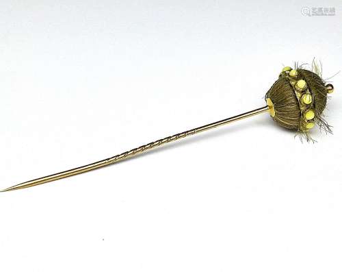 Epingle à chapeau en or jaune cerclée de perles - PB 3,65 g.