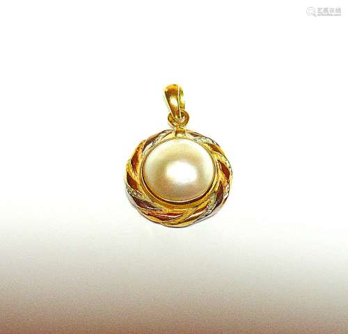 Joli pendentif bicolore centré d'une perle Mabé.  Or 2 g.
