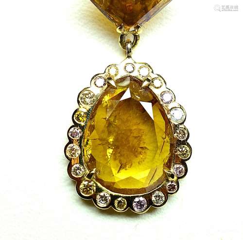 Pendentif or jaune orné d'un diamant carré et d' un diamant ...