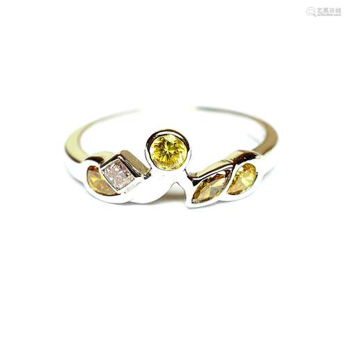 Bague en or blanc sertie par 5 diamants de couleur NATURELLE...