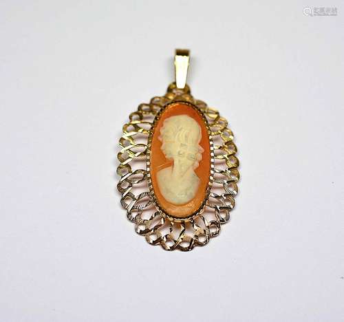 Pendentif or jaune en clos d'un camée à profil de femme. Bel...