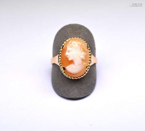 Bague or jaune sertie d'un camée à profil de femme. PB 3,82 ...