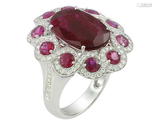 Importante bague or blanc centrée d'un rubis ovale NATUREL N...