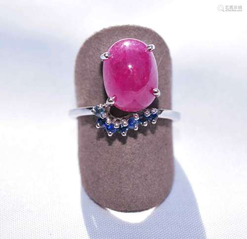 Bague originale or blanc centrée d'un rubis ovale cabochon d...