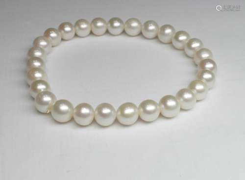 Un bracelet perles de culture naturelles 1 rang diamètre 7 m...