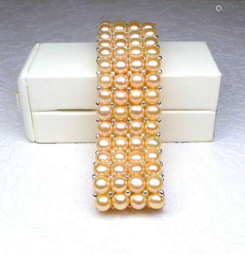 Un bracelet 4 rangs en perles de culture naturelles couleur ...