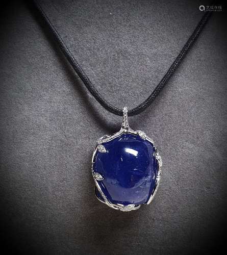 Pendentif or blanc centré d'une très importante Tanzanite NA...