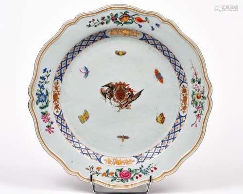 Ensemble de quatre plats, dont un ovale, armoriés en porcela...