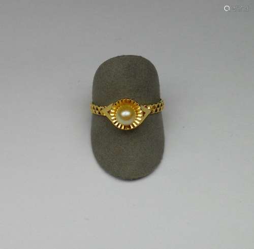 Bague or jaune anneau stylisé centrée d'une perle de culture...